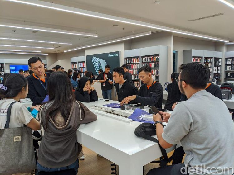 Keramaian Penjualan Perdana iPhone 11 di Indonesia