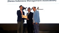 Direktur Utama Bank BRI Sunarso (tengah) diapit oleh penggagas konsep Humane Entrepreneurship Prof Ki-Chan Kim (kiri) dan Chairman ACSB Hermawan Kertajaya (kanan) menerima penghargaan Indonesia Humane Entrepreneurship Award 2019 di Jakarta, Kamis (5/12). Foto: dok. Bank BRI
