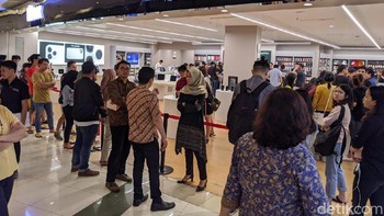 Penawaran tersebut adalah free hingga 2X cicilan dari Bank BCA, Mandiri, BNI, BRI, Citibank, CIMB Niaga, HSBC, dan Permata Bank. Konsumen juga bisa mendapatkan keuntungan tambahan berupa benefit membership eraclub senilai Rp. 350.000 apabila melakukan register iPhone 11 dan iPhone 11 Pro melalui eraclub.id (Foto: detikINET/Adi Fida Rahman)