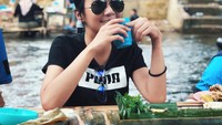 Paling suka dengan makanan tradisional. Kali ini Dayana menikmati hidangan makan siang di dalam bambu, dan dilapisi daun pisang yang harum. Foto: Instagram @dayanaroza