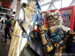 Cosplayer Seksi Meriahkan Final IndiHome eSports League
