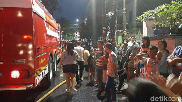 Api Kebakaran di Mal Lokasari Mulai Menjalar ke Lantai 6