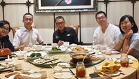Makan malam bersama sahabatnya kali ini dilakukan di restoran China. Terlihat beberapa hidangan sudah tersaji di atas meja dan siap disantap. Foto: instagram @helmyyahya