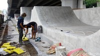 Sejumlah pekerja nampak masih menyelesaikan sejumlah pekerjaan di area sekitar skatepark tersebut.