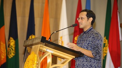 Dikritik Terlalu Santai, Begini Gaya Nadiem di Pelantikan Rektor UI