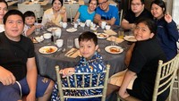 Helmy Yahya dikenal dekat dengan keluarganya. Ia pernah bersantai bersama stri, anak, menantu hingga cucunya. Kegiatan makan pun jadi agenda utama keluarga ini. Foto: instagram @helmyyahya