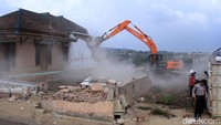Alat berat menghancurkan rumah milik Yono tersebut.