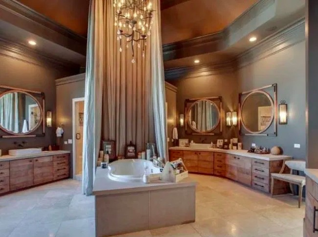 Properti ini bahkan juga mempunyai dua tempat spa untuk merawat tubuh dan memanjakan diri. Ruangan spa pun dirancang dengan tampilan mewah. Foto: Dok. Zillow