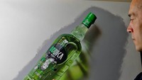 Marcello merupakan seniman Italia yang berbasis di Milan. Ia aktif di Instagram dengan mengunggah foto-foto lukisannya yang keren. Seperti lukisan botol vodka berwarna hijau ini. Foto: Marcello Barenghi