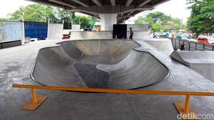 Melihat Skatepark di Kolong Flyover Pasar Rebo yang Hampir Rampung