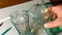 Untuk membuat gelas Coca Cola, Marcello habiskan waktu 3 jam 50 menit. Ia sudah membuat lukisan gelas ini sejak 5 tahun lalu. Foto: Marcello Barenghi