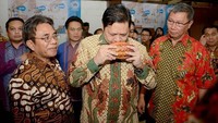 Momen ini diambil ketika Airlangga menghadiri perayaan Hari Kakao Indonesia di Kementerian Perindustrian. Airlangga terlihat serius mencium aroma kakao yang jadi bahan baku pembuatan cokelat. Foto: instagram @airlanggahartanto