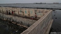 Saat ini kondisi tanggul laut di Muara Baru memasuki fase kerusakan yang cukup signifikan.