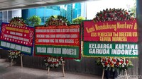 Lalu, karangan Ikatan Awak Kabin Garuda Indonesia yang berbunyi Terimakasih Pak Erick Thohir Garuda Indonesia Tidak Butuh Direktur Kaleng-kaleng.