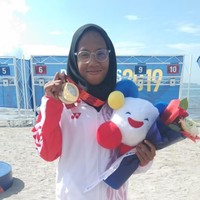 Dea Salsabila merupakan atlet berhijab yang meraih emas dalam PON XX PAPUA 2021. Dea berhasil menjadi yang tercepat dengan catatan waktu 41 menit 8 detik, dalam cabor renang perairan terbuka nomor 3.000 meter. Ia berhasil mengungguli enam lawannya yang berasal dari sejumlah provinsi di Indonesia di nomor tersebut. Foto: dok. NOC.