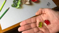 Butuh waktu 5 jam hingga Marcello menghasilkan lukisan Gummy Bear super menggemaskan ini. Warna bersinar Gummy Bear pun bisa dituangkan Marcello dengan apik. Foto: Marcello Barenghi