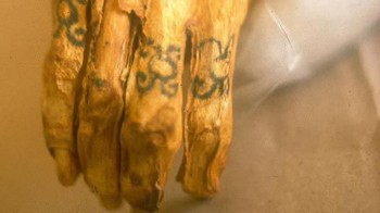 Tangan kanan tato mumi Chiribaya ditampilkan di Museum El Algarrobal, dekat pelabuhan Ilo di Peru selatan. Chiribaya adalah petani yang hidup dari tahun 900 hingga 1350 Masehi, dikutip dari The Oldest. Foto: smithsonianmag