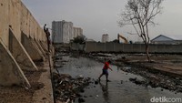 Akibatnya banjir rob terjadi setiap hari.