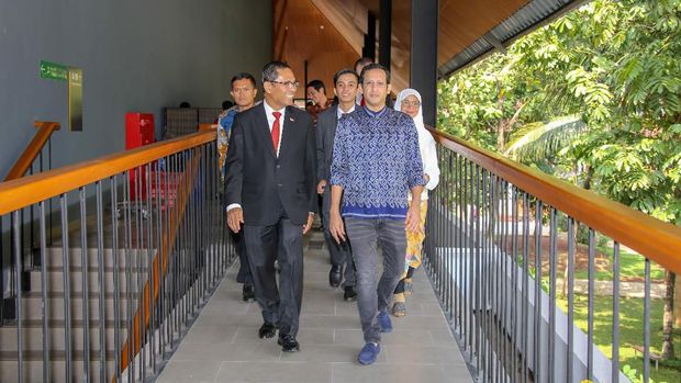 Gaya Santai Nadiem, Antara Dipuji dan Dikritik