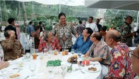 Perayaan ulang tahun ini terlihat hangat dengan kehadiran saudara dan rekan-rekan Airlangga. Ia juga ikut menyapa para tamu undangan. Foto: instagram @airlanggahartanto