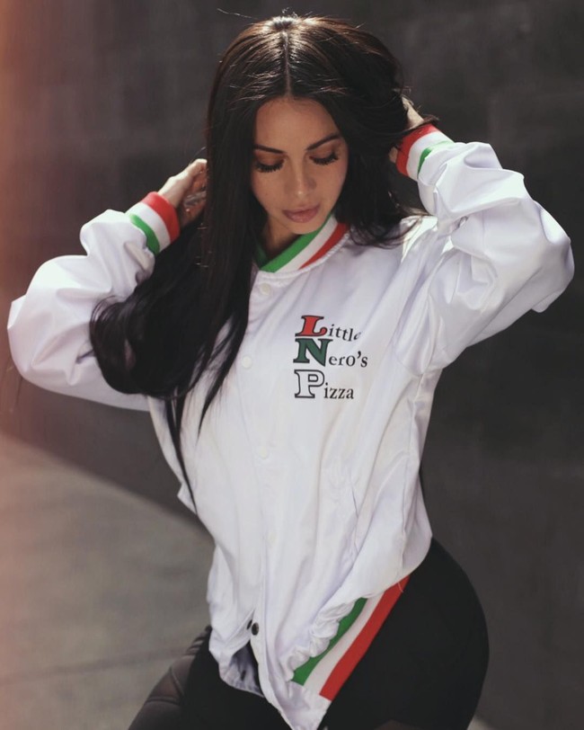 The Head HoldSatu dari 20 model yang dianalisa BadGirlsBibble punya foto dengan pose seperti ini. Yaitu berdiri sedikit miring lalu menempatkan kedua tangan di belakang kepala. Foto: Instagram