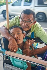 Bapak Tua Ini Jualan Es Serut Ditemani Anaknya Penyandang Disabilitas