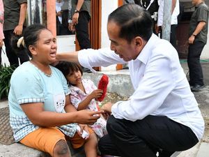 Saat Jokowi Temui Ibu Inah yang Setia Mengikutinya Sejak Pagi di Cilegon