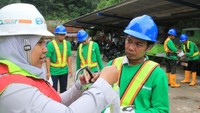 Para pekerja mempraktekan teori yang telah didapatkan.
