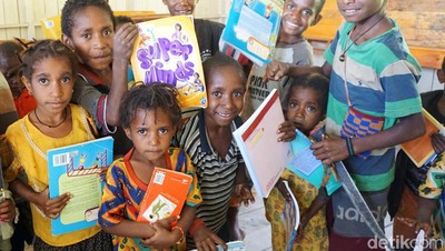 Senangnya Siswa Pedalaman Papua Mendapat Buku