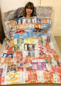 Kreatif! Wanita Ini Daur Ulang Kemasan Snack Jadi Kantong Tidur