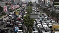 Antrean panjang kendaraan terlihat di kawasan Jalan Boulevard, Kelapa Gading, Jakarta Utara, Jumat (6/12/2019).
