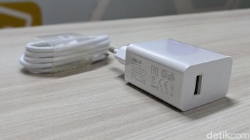 Ada charger dan kabel data USB Type C. Foto: Adi Fida Rahman/detikINET