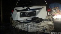 Akibat kecelakaan tersebut puluhan tiang listrik yang diangkut truk jatuh dan langsung mengenai mobil hingga tembus.