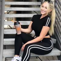 The PerchTangga, kursi, bahkan pagar bisa digunakan sebagai properti untuk berfoto. Gaya para selebgram yang bergaya duduk menggunakan properti tersebut disebut sebagai The Perch. Foto: Instagram