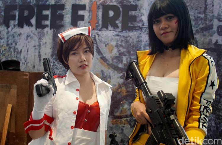 Cosplayer Seksi Meriahkan Final Indihome Esports League
