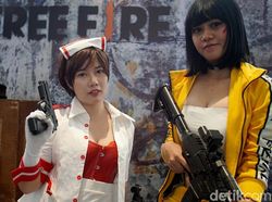 Cosplayer Seksi Meriahkan Final IndiHome eSports League