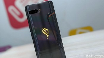 Tampilan bagian belakang ROG Phone 2. Foto: Adi Fida Rahman/detikINET