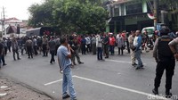 Sempat terjadi saling lempar batu.