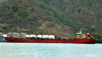 Sebuah kapal tampak bersandar di kawasan Pelabuhan Merak.