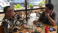 Berbincang santai dengan musisi Chandra Darusman, terlihat Helmy Yahya sangat menikmati momen ini. Secangkir kopi dan kentang goreng membuat suasana jadi lebih seru. Foto: instagram @helmyyahya