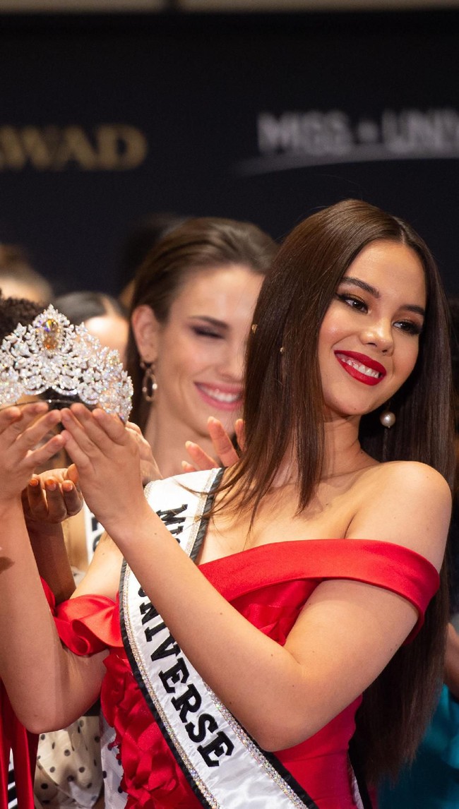 Mahkota ke-10 Miss Universe ini juga dipercantik dengan ukiran-ukiran berbentuk kelopak bunga, daun dan tanaman merambat sebagai simbol persatuan tujuh benua demi terwujudnya perdamaian. (Foto: Marcus Ingram/Getty Images)