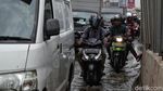 Waduh, Jalan Boulevard Kelapa Gading Rusak dan Tergenang Air