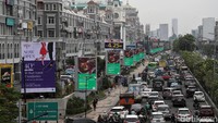 Selain itu, kondisi jalan yang rusak dan tergenang air menjadi sejumlah faktor lain yang membuat lalu lintas di kawasan itu menjadi tersendat.