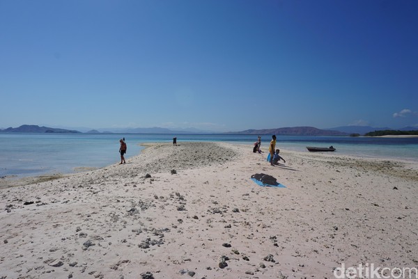 Pulau pasir timbul di Indonesia cukup banyak, hampir setiap tempat yang terdiri dari kepulauan memiliki pulau pasir. Selain Taka Makassar, yang serupa ada di Raja Ampat, Karimunjawa hingga Pahawang (Foto: Ahmad Masaul Khoiri/detikcom)