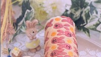 Motif menggemaskan tersebut tidak hanya pada lapisam luar pada bolu gulungnya. Tetapi juga pada lapisan dalam. Seperti pada bolu gulung ini. Semalon cantik dengan ganbar kelinci di atasnya. Foto: Instagram @ojiobachanok