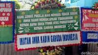 Karangan bunga itu berasal dari beberapa pihak yang di antaranya ialah Yayasan Awak Kabin Indonesia dan Ikatan Awak Kabin Garuda Indonesia.