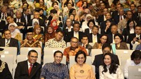 Saat pelantikan tersebut, Nadiem memakai kemeja tenun yang lengannya digulung, dipadu jeans dan sepatu loafers berbahan suede. Kemendikbud meminta semua pihak memaklumi gaya sang menteri. (Foto: Dok Universitas Indonesia)