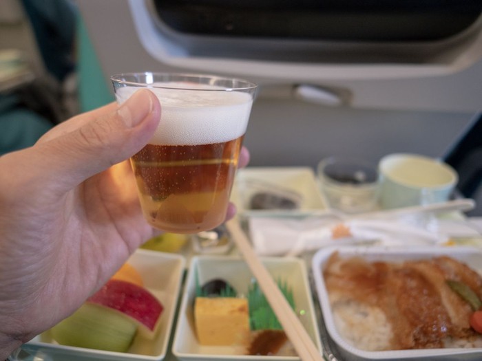 Minuman Alkohol di Pesawat