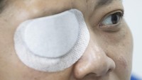 Veby merupakan jurnalis yang datang ke Hong Kong pada 2012 dan sering menulis tentang hak-hak tenaga kerja Indonesia (TKI) yang datang ke kota tersebut. Dia sudah menjadi jurnalis selama 13 tahun. Saat tengah meliput aksi demonstrasi di kawasan Wan Chai pada 29 September lalu, Veby terkena peluru di dekat mata sebelah kanan. Saat itu dia sudah mengenakan tanda pengenal pers, rompi, helm, kacamata dan masker. Dia berdiri di kerumunan wartawan lainnya. Vincent Thian/AP Photo.