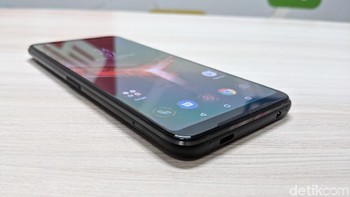 Bagian bawah ponsel ini terdapat port jack audio dan USB Type C. Foto: Adi Fida Rahman/detikINET
